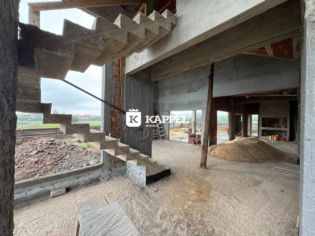 Foto de uma estrutura de concreto em uma obra em Lajeado, Brasil.