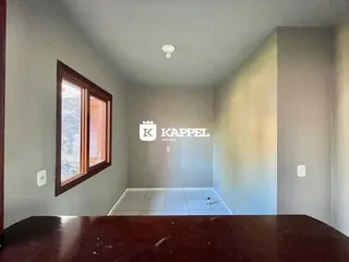 Foto interna de um cômodo com paredes claras e piso de cerâmica.