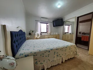 Quarto com cama e janela em um imóvel no Brasil.