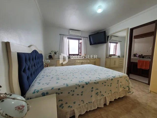 Quarto com cama e janela em um imóvel no Brasil.