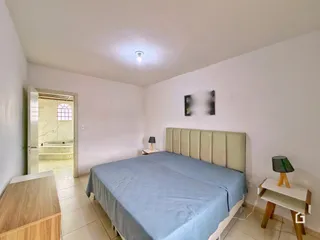 Quarto com cama e armário em um apartamento.