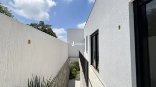 Vista externa de um prédio branco em Lajeado, Brasil.