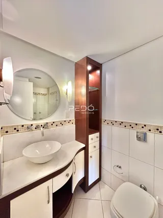 Foto de um banheiro com bancada e vaso sanitário em Lajeado.