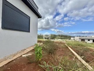 Fachada de uma casa com terreno em primeiro plano
