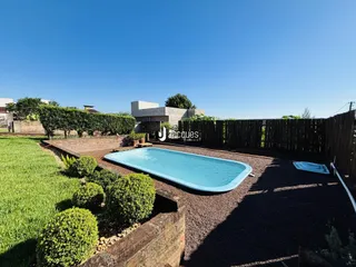 Foto de uma piscina e jardim em uma propriedade no Brasil.