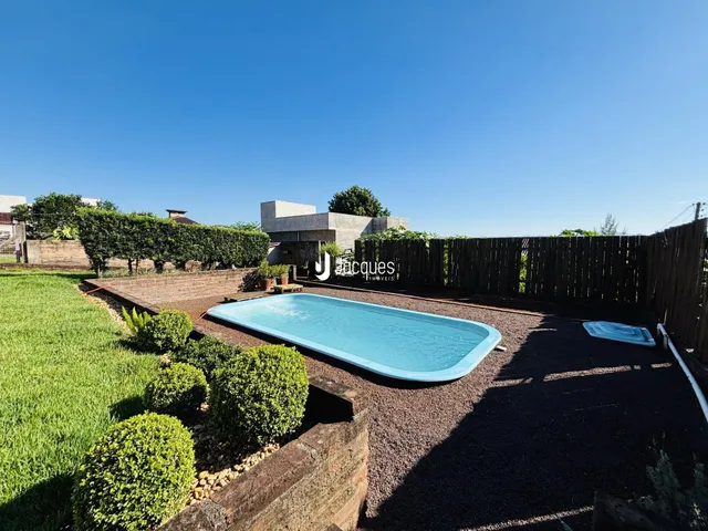 Foto de uma piscina e jardim em uma propriedade no Brasil.