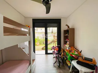 Hall de entrada com escada e porta de vidro para o quintal.