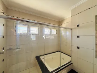 Foto de um banheiro com box de vidro e banheira em Lajeado.