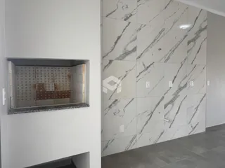 Parede interna com revestimento de azulejos marmorizados e nicho.