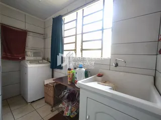 Foto de um banheiro interno com piso de cerâmica e janela.