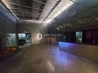 Interior de um espaço com teto abobadado e decoração industrial.
