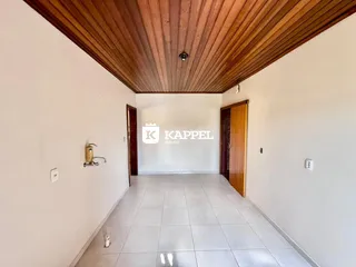 Hall de entrada com piso de cerâmica e forro de madeira.
