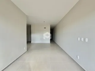 Hall de corredor com piso de cerâmica claro.