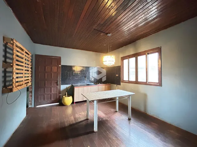 Ambiente interno com piso de madeira e teto de madeira em uma residência.