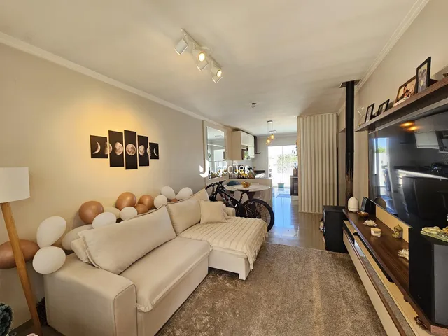 Sala de estar com sofá e decoração de parede em um imóvel no Brasil.