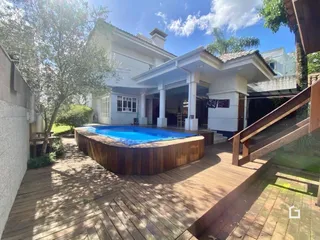 Foto da piscina e deck de madeira de uma residência em Lajeado.