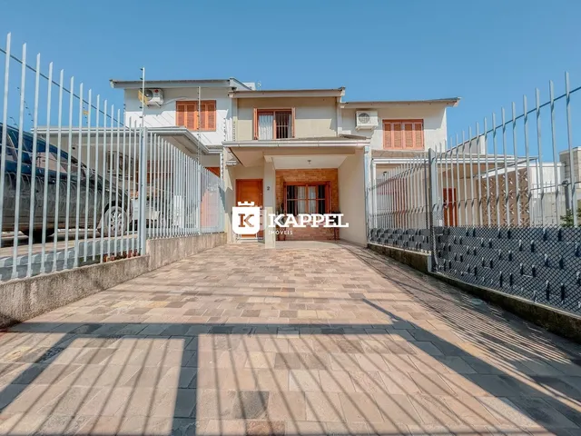 Fachada de uma residência com muro e portão em Lajeado, Brasil.