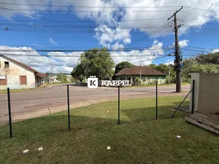 Fachada de uma casa rural em Lajeado com gramado em primeiro plano.