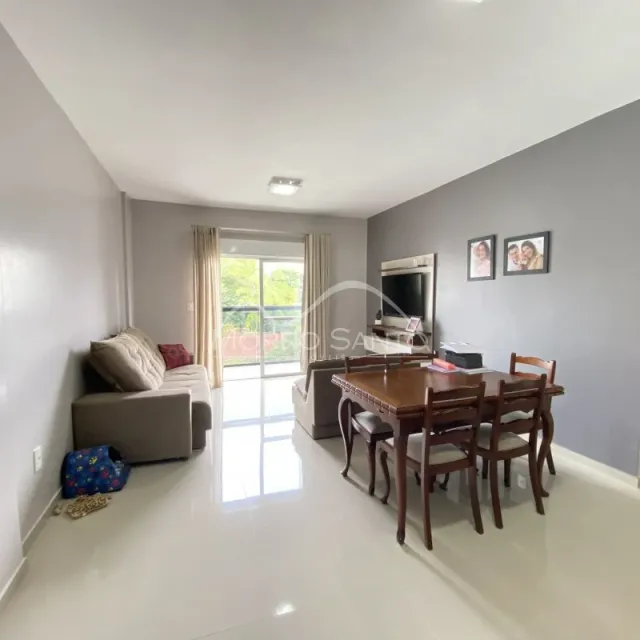 Sala de estar com mesa de jantar e acesso a área externa.
