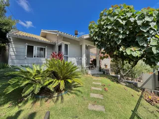 Fachada de uma casa em Lajeado, Brasil, com jardim e vegetação exuberante.