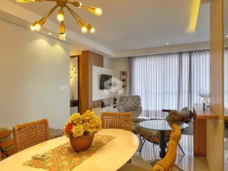Sala de estar com decoração de madeira e luz natural.