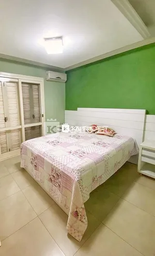 Um quarto com cama e paredes verdes é mostrado na listagem.