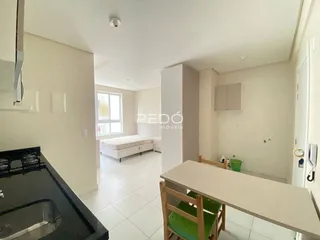 Interior de um quarto com vista para um corredor e área de cozinha em Lajeado.