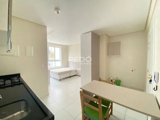 Interior de um quarto com vista para um corredor e área de cozinha em Lajeado.