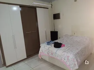 Quarto interno com cama e armário em um imóvel em Lajeado.