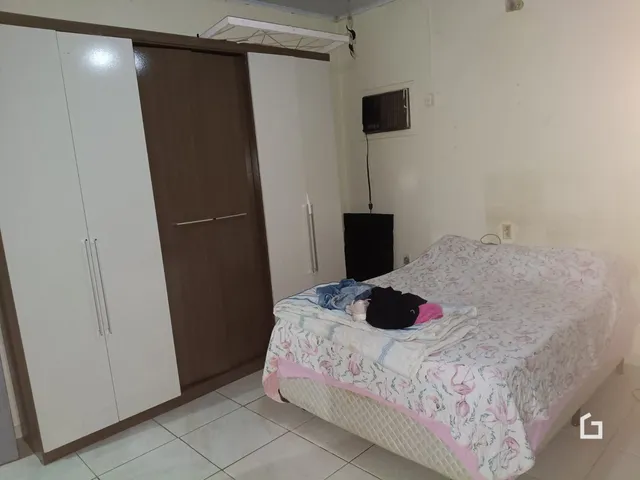 Quarto interno com cama e armário em um imóvel em Lajeado.