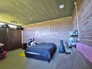 Quarto com cama e guarda-roupa em um imóvel no Brasil.