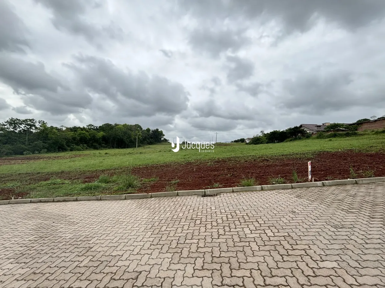 Vista de uma área de terreno com vegetação e pavimento em Lajeado, Brasil.