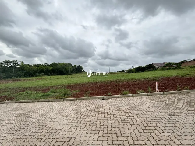 Vista de uma área de terreno com vegetação e pavimento em Lajeado, Brasil.