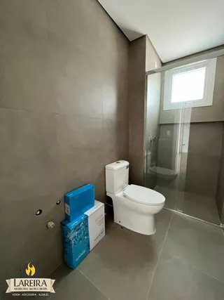 Foto de um banheiro interno com vaso sanitário e piso cerâmico.