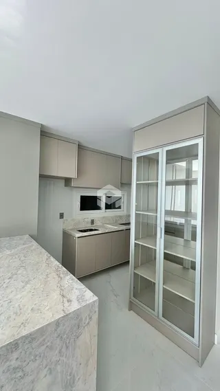 Vista da cozinha com armários e guarda-roupa de vidro em Lajeado.