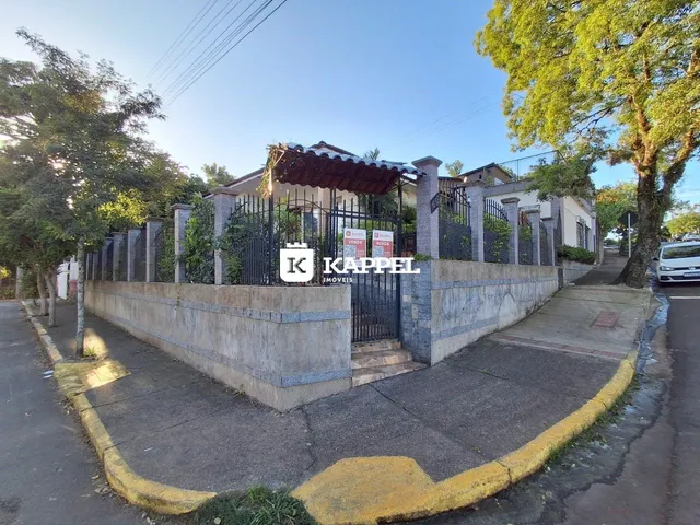 Fachada de uma residência em Lajeado, Brasil, com muro e portão de ferro.