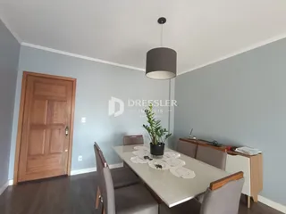Foto de uma sala de jantar com mesa e cadeiras em um imóvel.