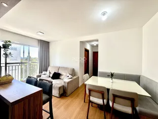 Sala de estar com sofá e mesa de jantar em um imóvel no Brasil.
