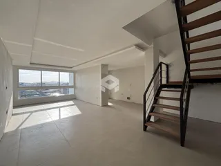 Sala de estar ampla com vista para a paisagem urbana.