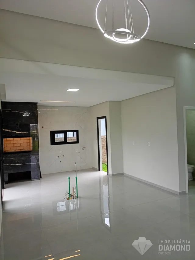 Espaço interno amplo com piso reflexivo e teto alto.