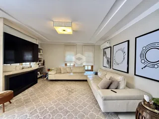 Foto de uma sala de estar ampla com sofá e decoração moderna.