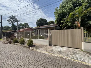 Vista externa de uma residência com cerca e paisagismo em Lajeado, Brasil.