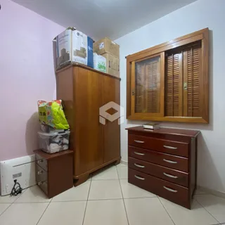 Interior de uma sala com móveis de madeira.