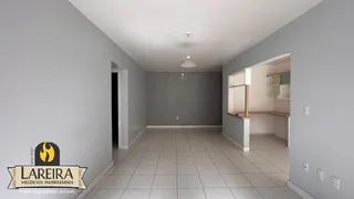 Corredor interno com piso de cerâmica em uma residência.