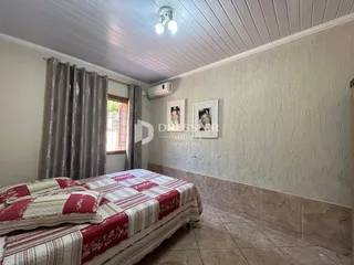 Quarto com cama e janela em um imóvel.
