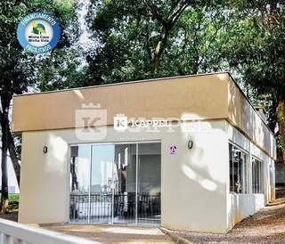 Fachada de uma residência moderna com grandes portas de vidro.