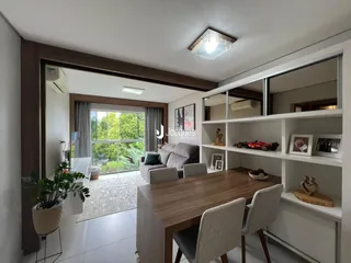 Sala de estar e jantar com vista para o exterior em um imóvel no Brasil.