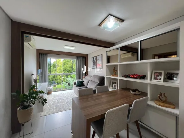 Sala de estar e jantar com vista para o exterior em um imóvel no Brasil.