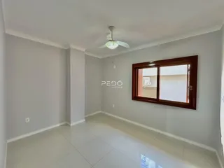 Foto de uma sala de estar interna com paredes brancas e piso claro.
