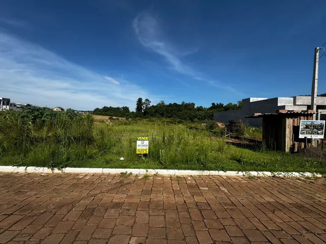 Vista externa da propriedade com gramado e vegetação ao fundo.